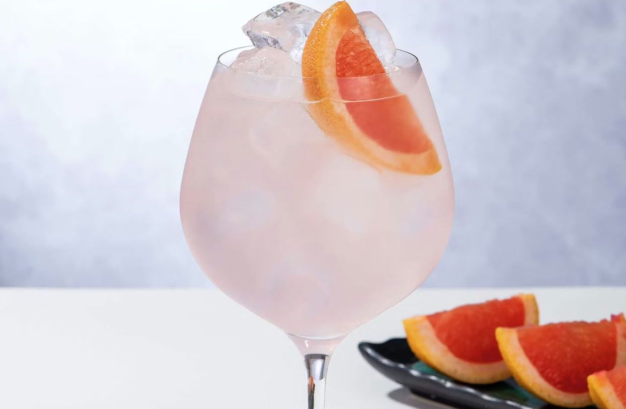 Cocktails Pinkfarbene Cocktails mit Eis und Grapefruit.
