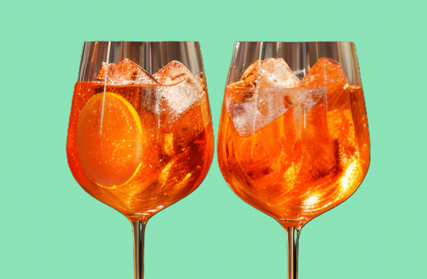 Cocktails Pinkfarbene Cocktails mit Eis und Grapefruit.