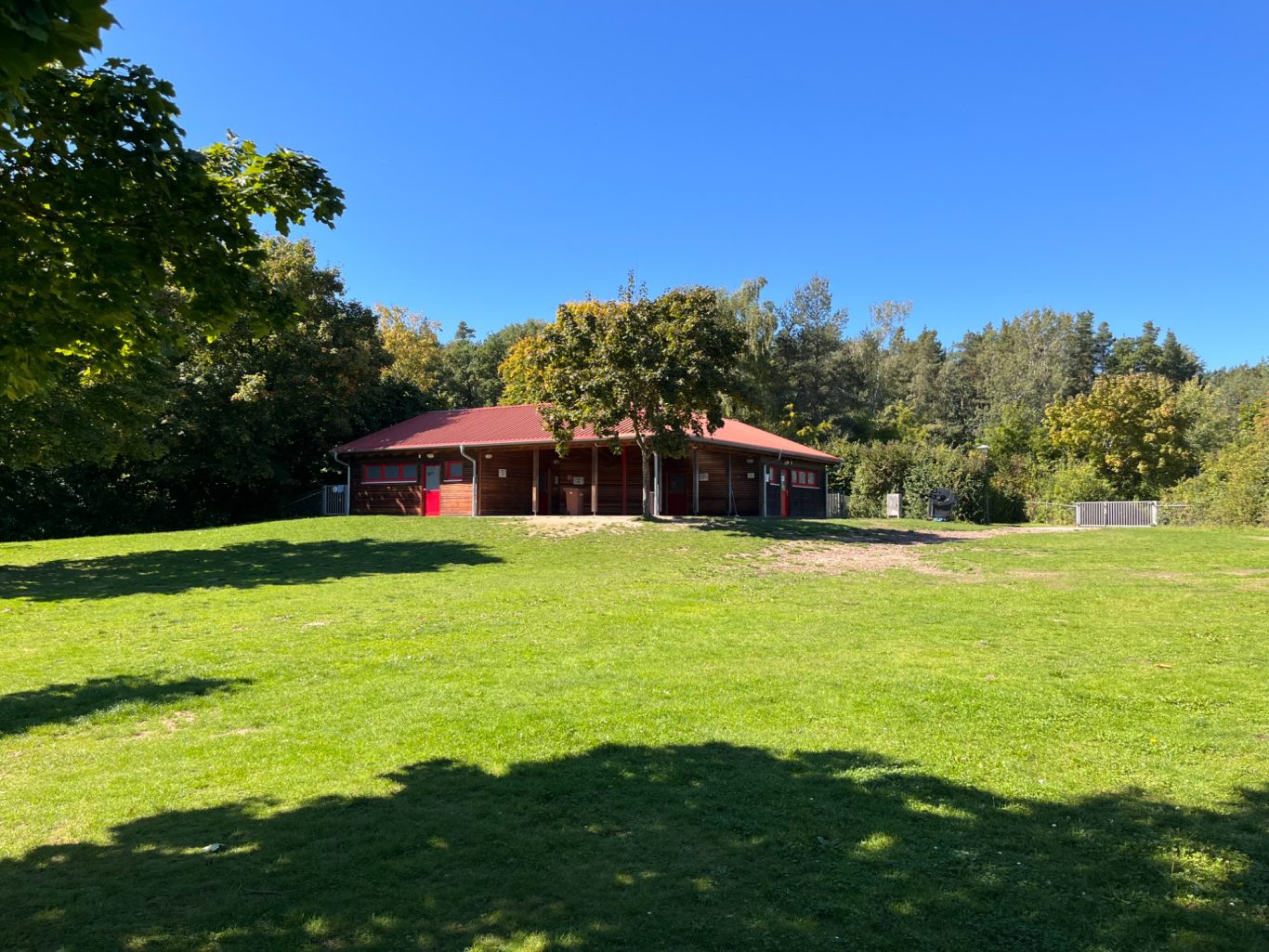 Campingplatz Das Sanitärgebäude vom Camping fügt sich harmonisch in die Umgebung ein.
