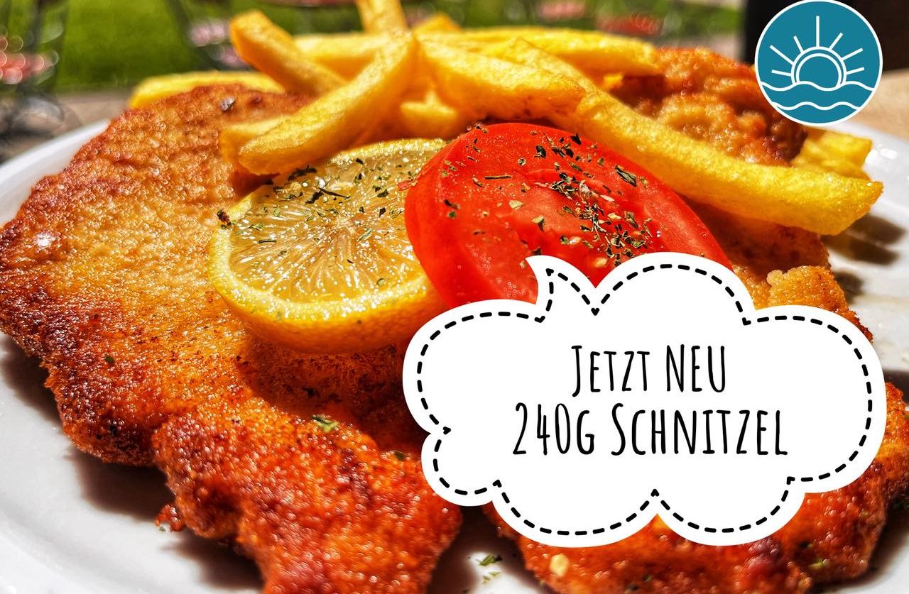 Pfannenschnitzel Pfannenschnitzel mit Beilagen und als Schnitzel-Sandwiches mit Salat belegt.